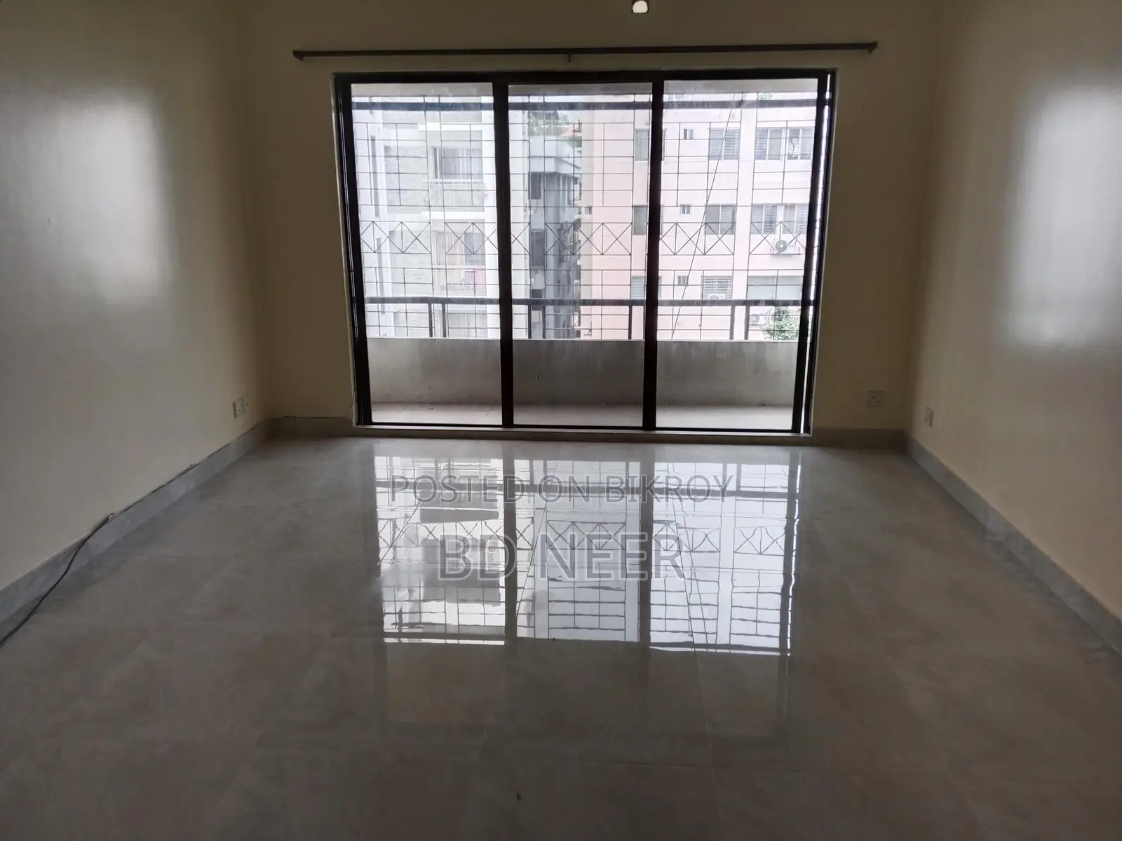 pretty looking 2400 sft 3 Bed room apt rent in banani South