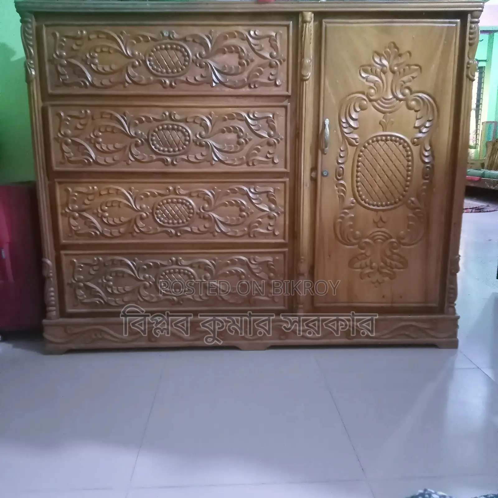 কাঠের ওয়ারড্রব