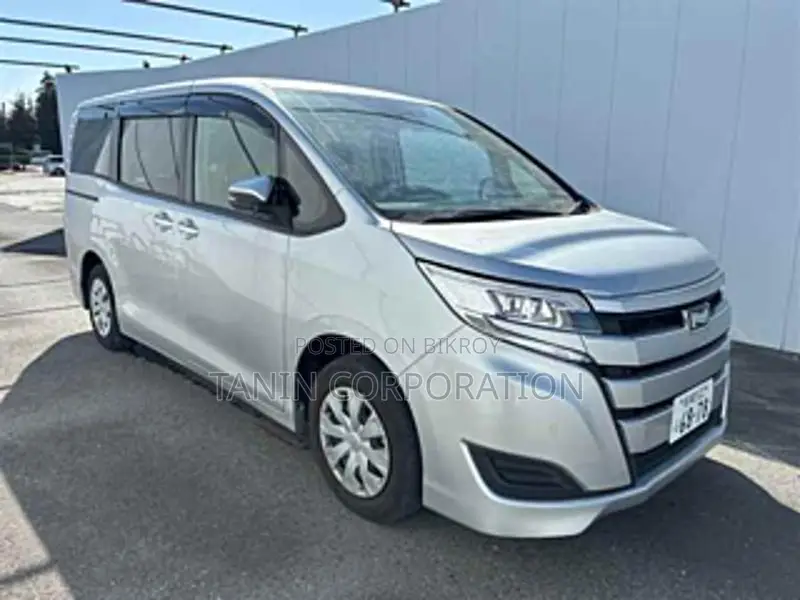 Toyota Noah NON HYBRID // X 2021