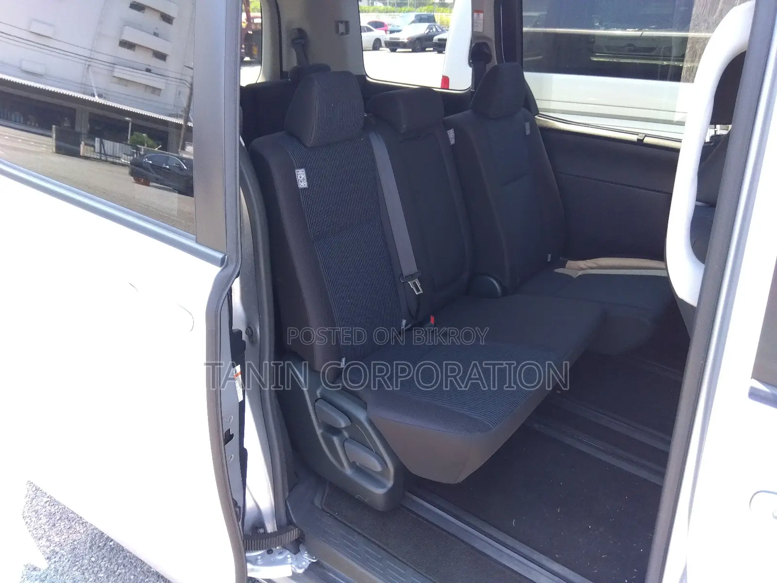 Toyota Noah NON HYBRID // X 2021