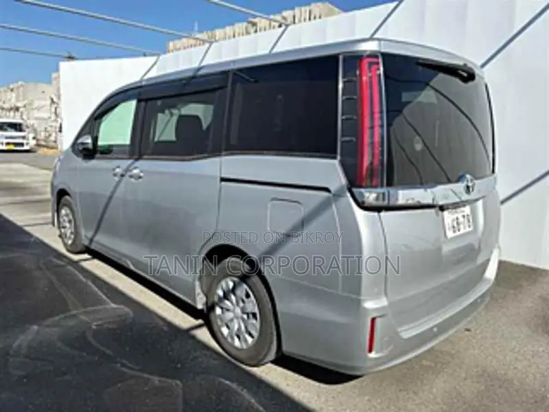 Toyota Noah NON HYBRID // X 2021