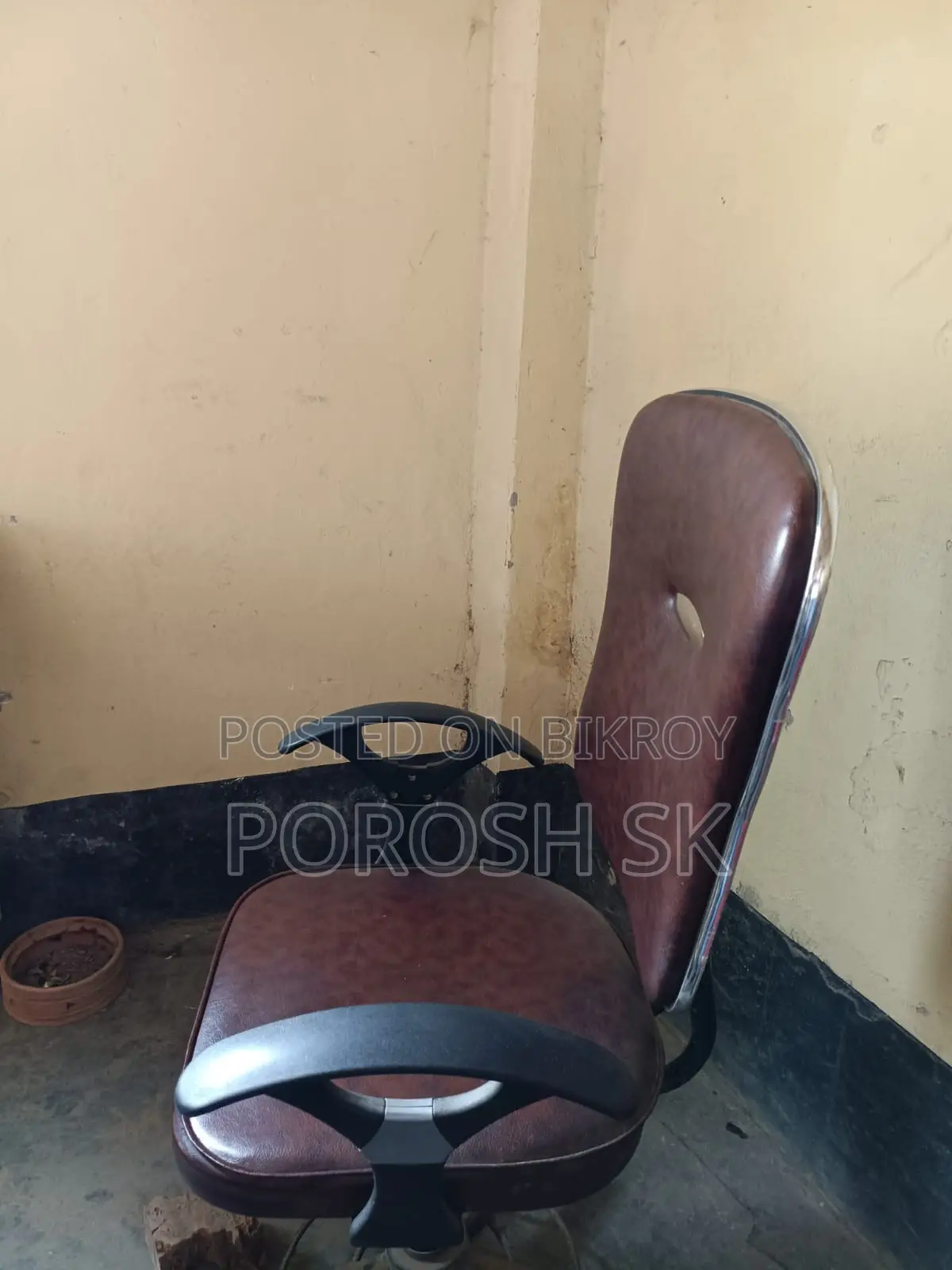 সুন্দর কন্ডিশনের চেয়ার