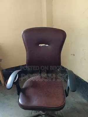 সুন্দর কন্ডিশনের চেয়ার
