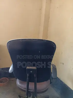 সুন্দর কন্ডিশনের চেয়ার
