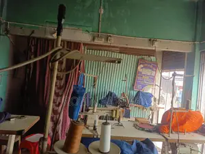 গার্মেন্টসের কাজ শেখানো হয়