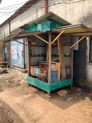 চা-পানের জন্য অস্থায়ী টং দোকান