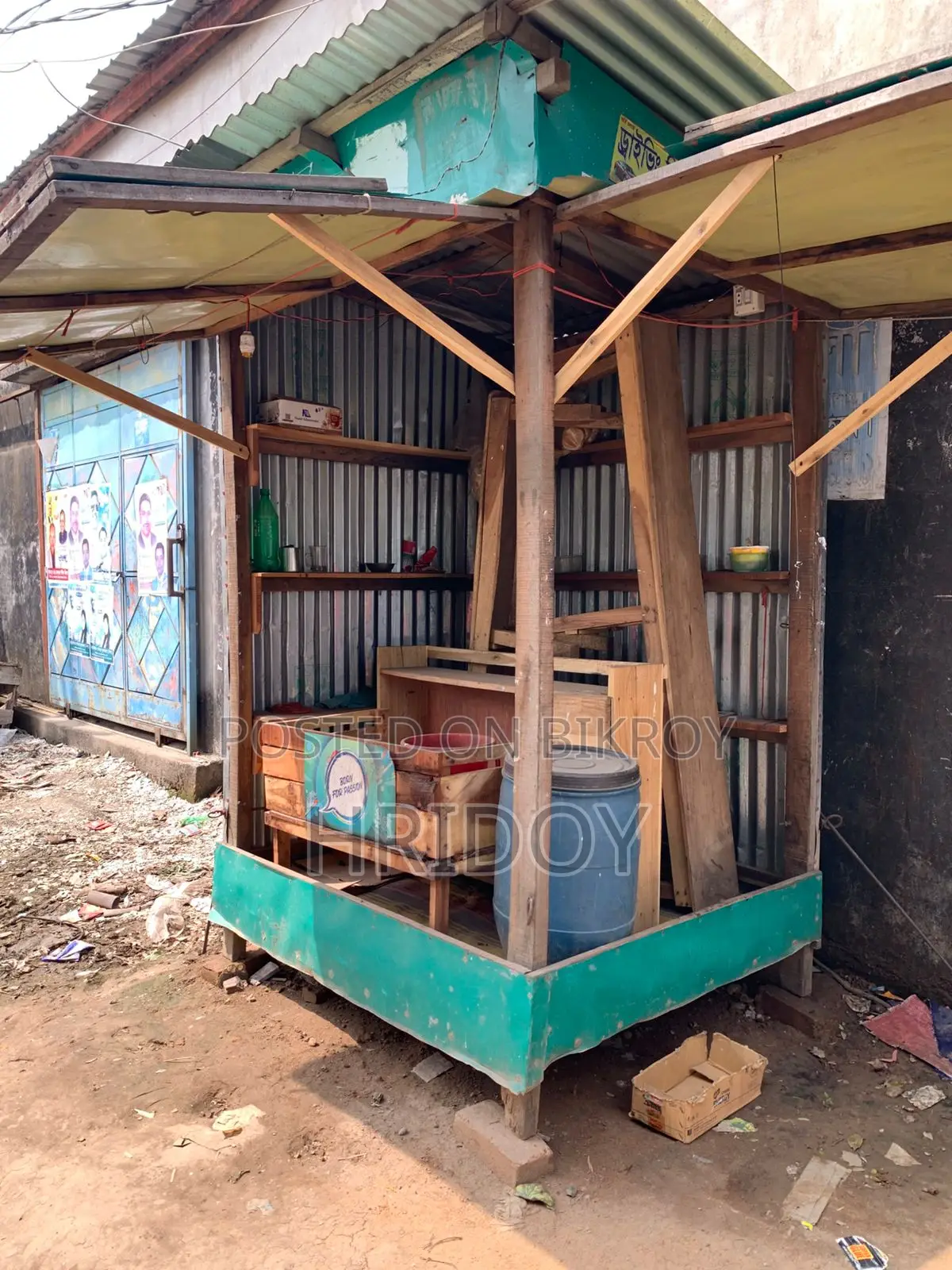 চা-পানের জন্য অস্থায়ী টং দোকান