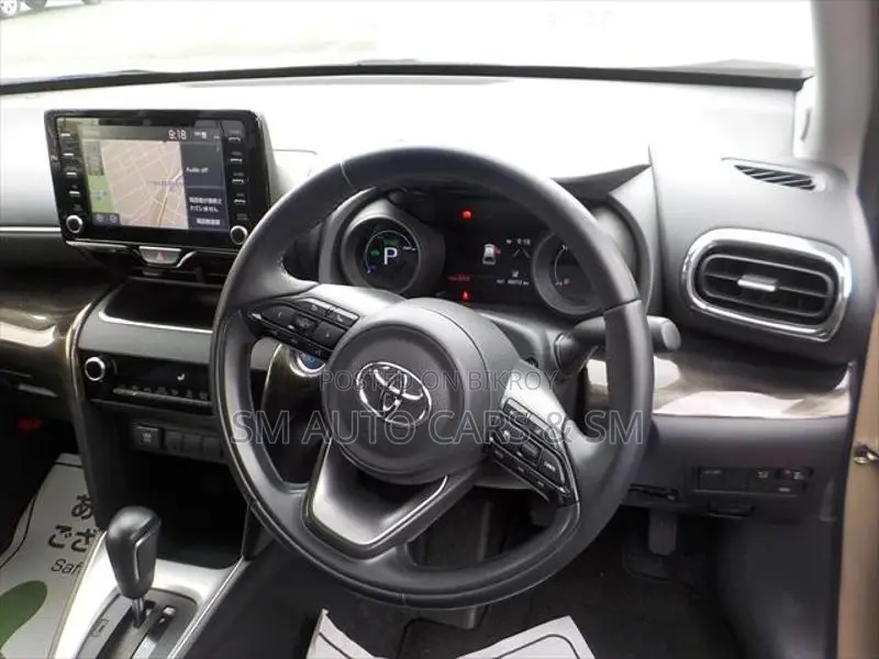 Toyota Yaris Cross G Beige & Black 2021