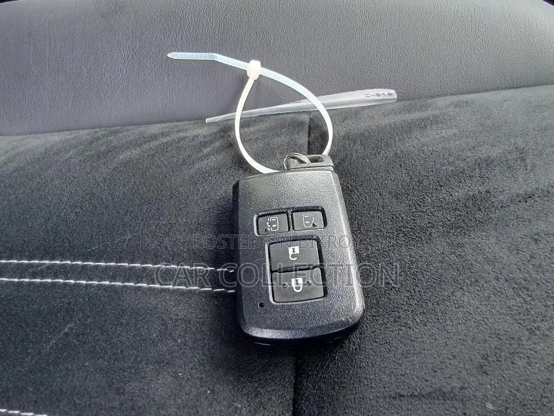 Toyota Esquire Gi Premium HV Pearl 2020