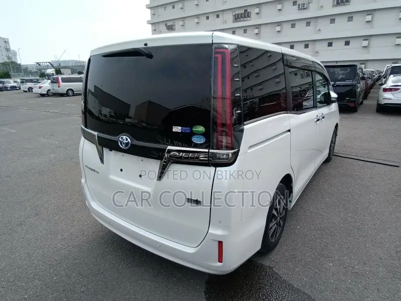 Toyota Esquire Gi Premium HV Pearl 2020