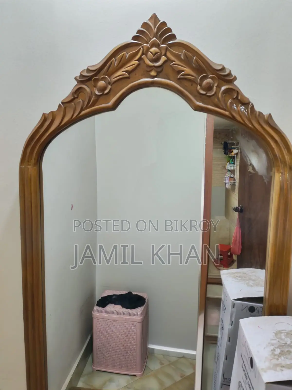 চট্টগ্রামের সেগুনকাঠের ড্রেসিংটেবিল