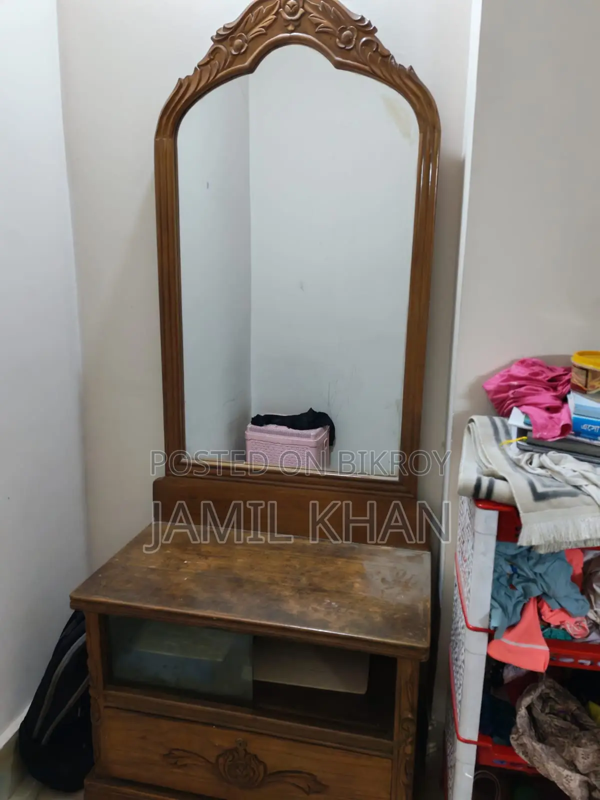 চট্টগ্রামের সেগুনকাঠের ড্রেসিংটেবিল