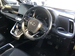 Toyota Noah SZ HYBRID FULL LOAD 2022