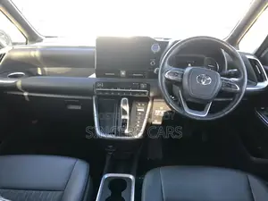 Toyota Noah SZ HYBRID FULL LOAD 2022
