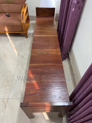 পাকা মেহগনি কাঠের তৈরি চৌকি বা বসার বেঞ্চ