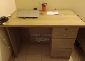 অফিস টেবিল