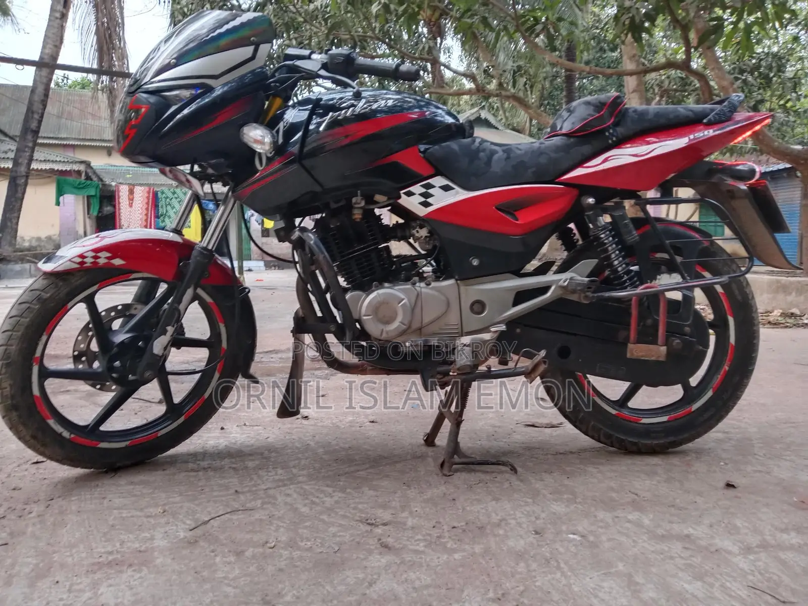 Bajaj Pulsar 150 . 2016