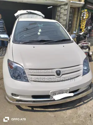 Toyota ist pearl 2005