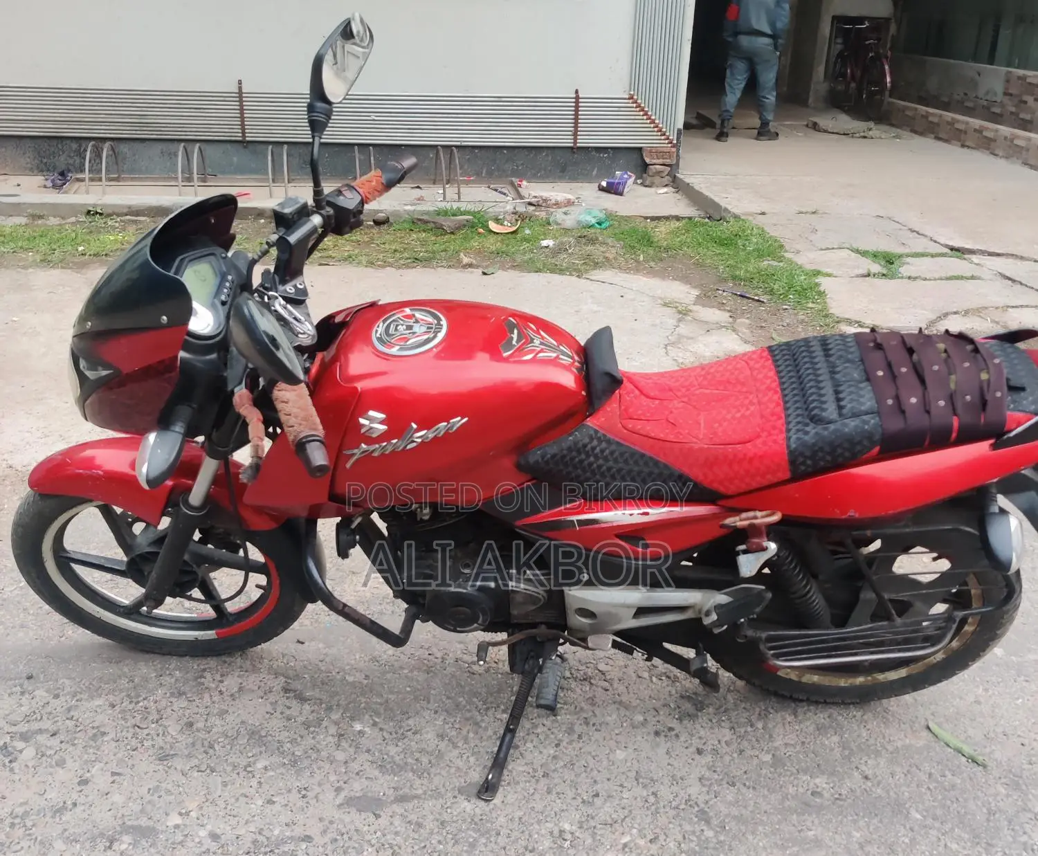 Bajaj Pulsar 150 . 2011
