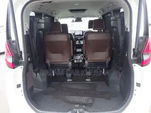 Toyota Noah Z Leg rest Brown int 2022