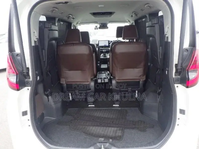 Toyota Noah Z Leg rest Brown int 2022