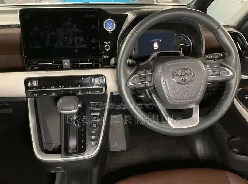 Toyota Noah Z Leg rest Brown int 2022