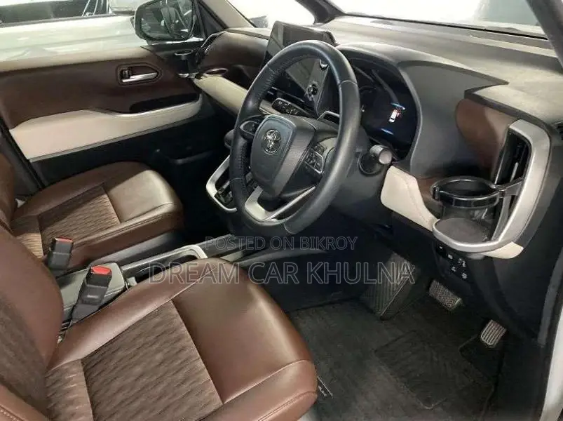 Toyota Noah Z Leg rest Brown int 2022