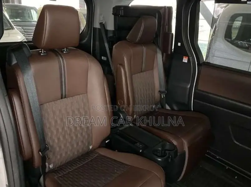 Toyota Noah Z Leg rest Brown int 2022