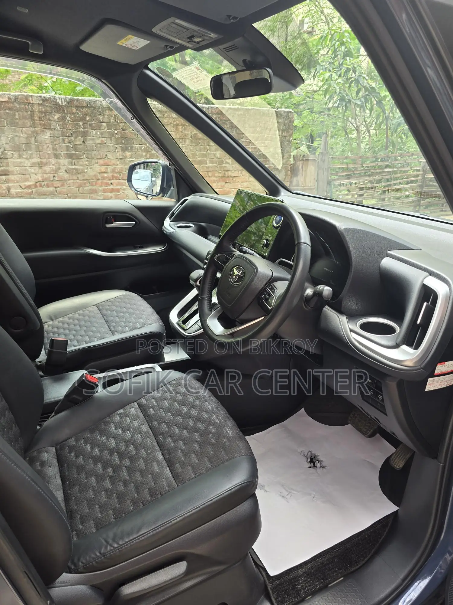 Toyota Voxy G 2023