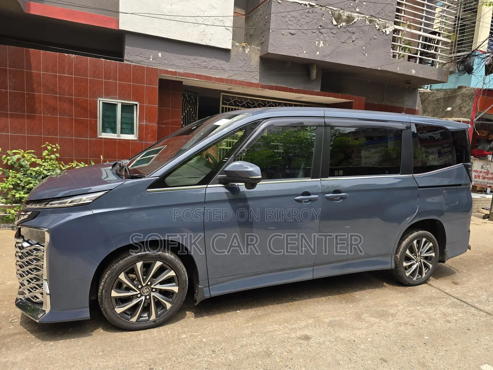 Toyota Voxy G 2023