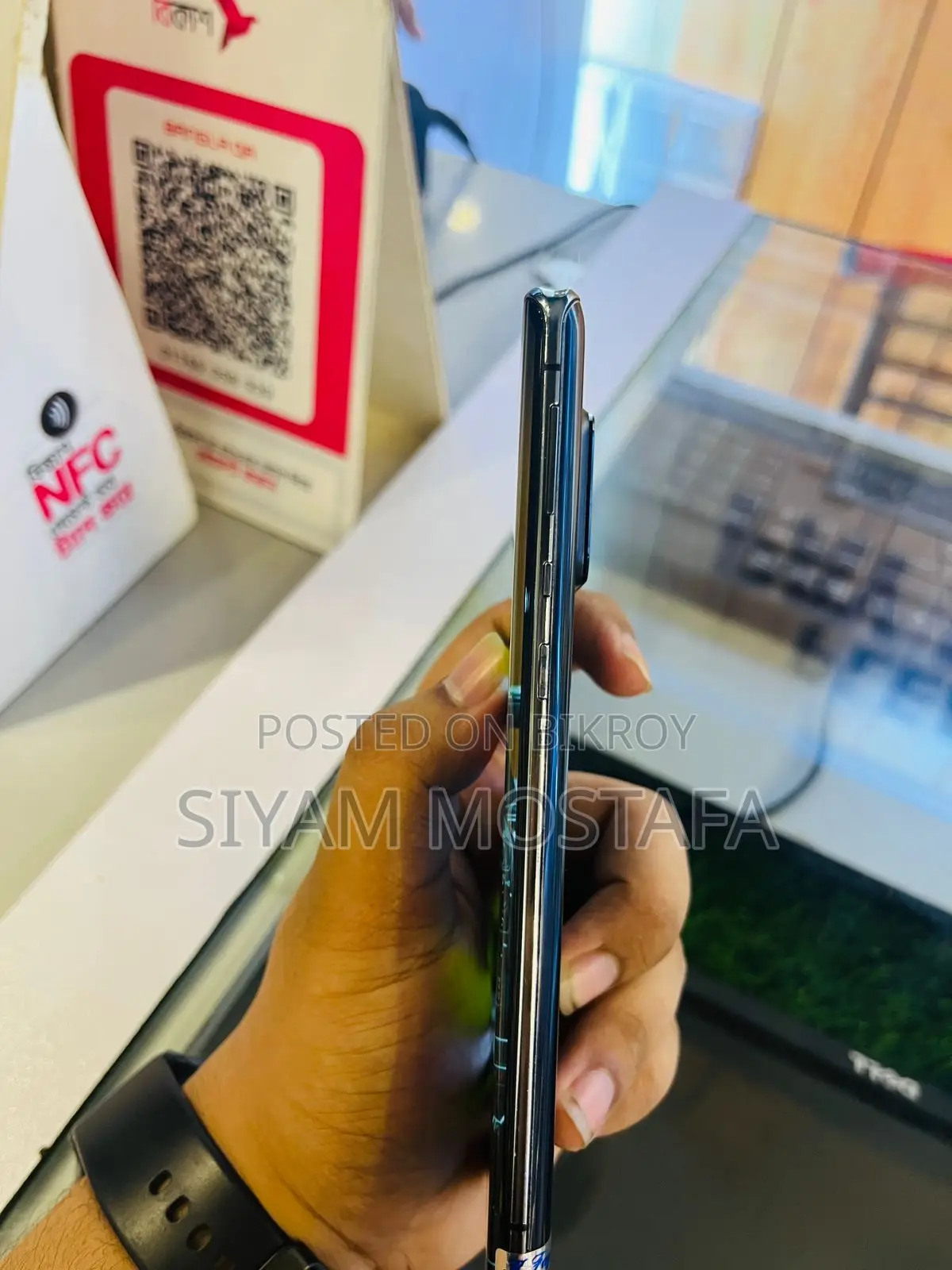 SHARP Aquos R6 (Used)