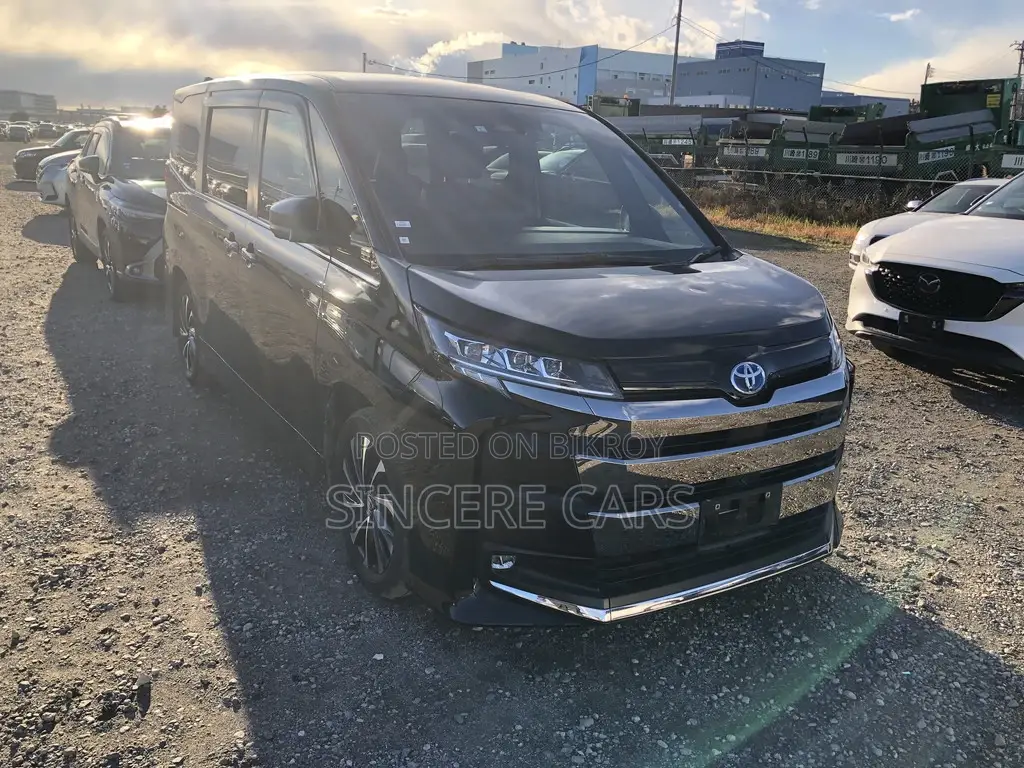 Toyota Noah SZ HYBRID FULL LOAD 2022