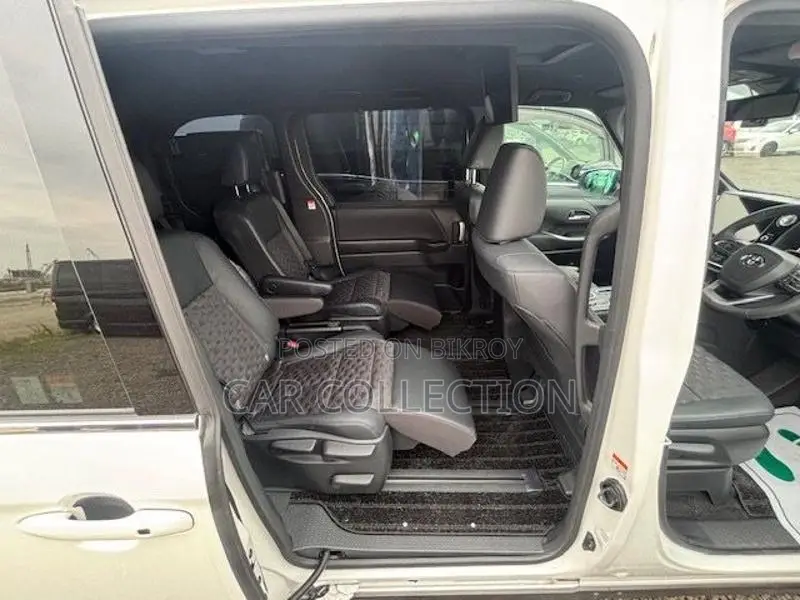 Toyota Voxy SZ Hybrid Pearl 2023