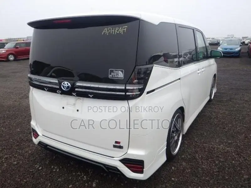 Toyota Voxy SZ Hybrid Pearl 2023