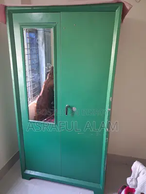 অনেক বড় আলমারি।