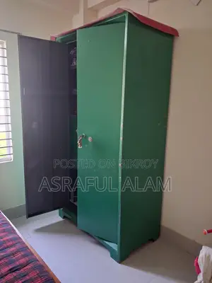 অনেক বড় আলমারি।