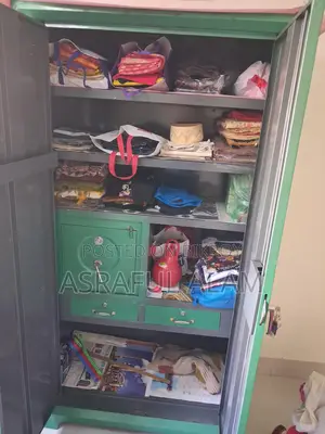 অনেক বড় আলমারি।