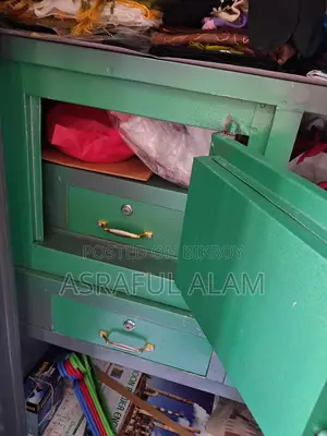 অনেক বড় আলমারি।