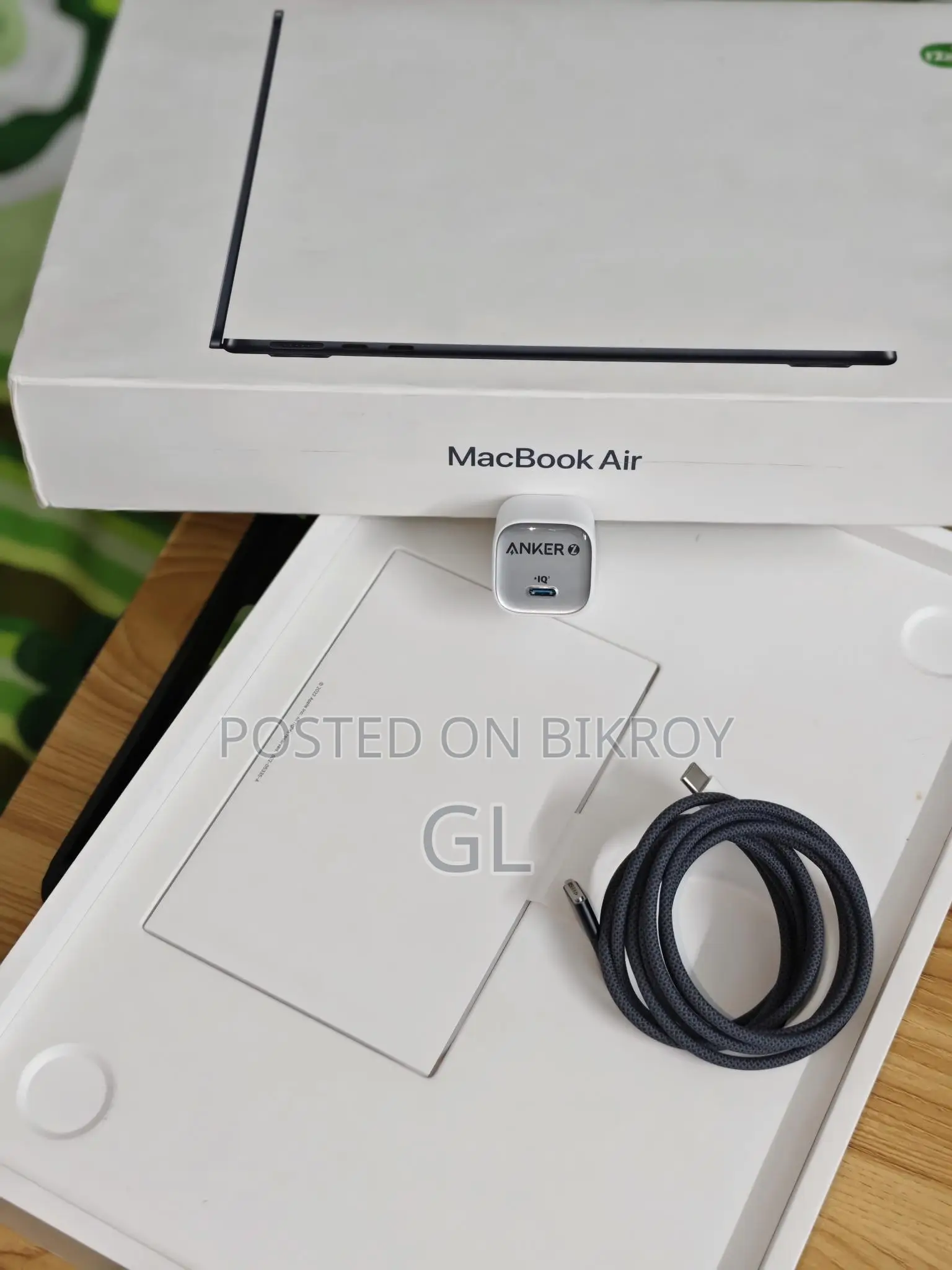 MacBook Air M2 13.6-inch (8GB RAM / 256GB SSD) – Excellent Condition