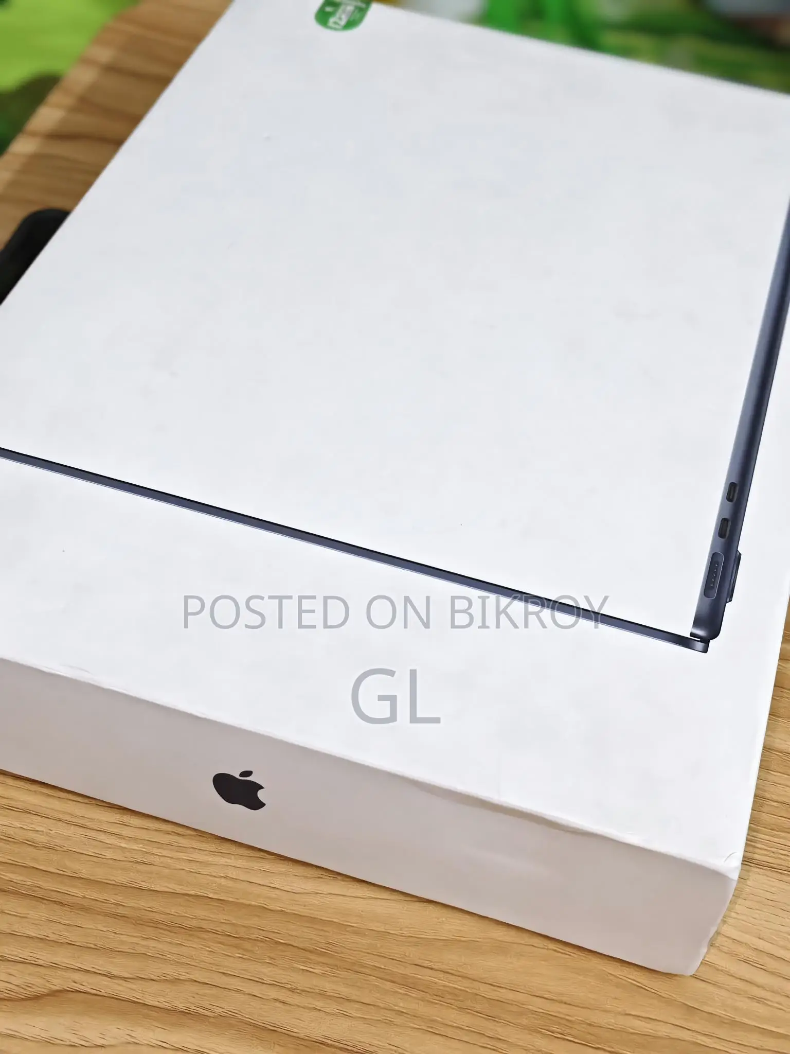 MacBook Air M2 13.6-inch (8GB RAM / 256GB SSD) – Excellent Condition