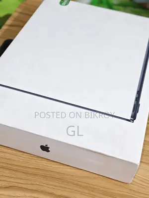 MacBook Air M2 13.6-inch (8GB RAM / 256GB SSD) – Excellent Condition