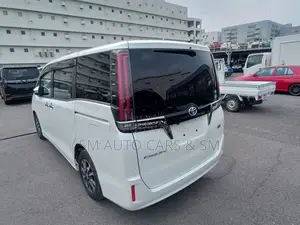Toyota Esquire Hybrid Gi Premium 2020