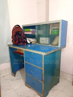 পুরাতন স্টিলের টেবিল বিক্রি করা হবে।