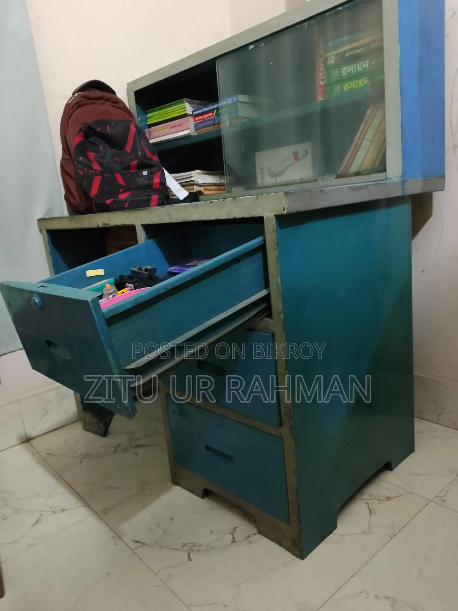 পুরাতন স্টিলের টেবিল বিক্রি করা হবে।