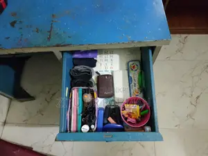 পুরাতন স্টিলের টেবিল বিক্রি করা হবে।