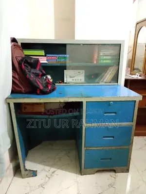 পুরাতন স্টিলের টেবিল বিক্রি করা হবে।