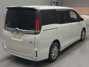 Toyota Noah Hybrid G Pearl 2021