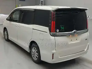 Toyota Noah Hybrid G Pearl 2021