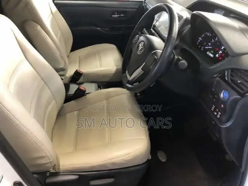 Toyota Noah Hybrid G Pearl 2021