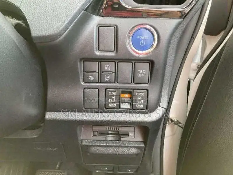 Toyota Noah Hybrid G Pearl 2021